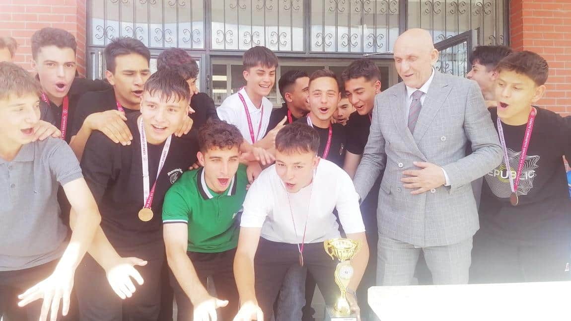 Okul İçi Futbol ,Voleybol ve Basketbol Müsabakalarının Şampiyonları İçin Madalya ve Kupa Töreni Yaptık.
